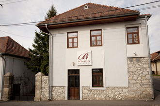 A Bártfay Udvarház Tokaj-Hegyalja egyik leghíresebb településén, Tállya községben várja vendégeit.
