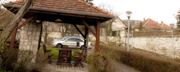 A Bártfay Udvarház Tokaj-Hegyalja egyik leghíresebb településén, Tállya községben várja vendégeit.